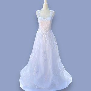 Elegant White Lace Wedding Dress